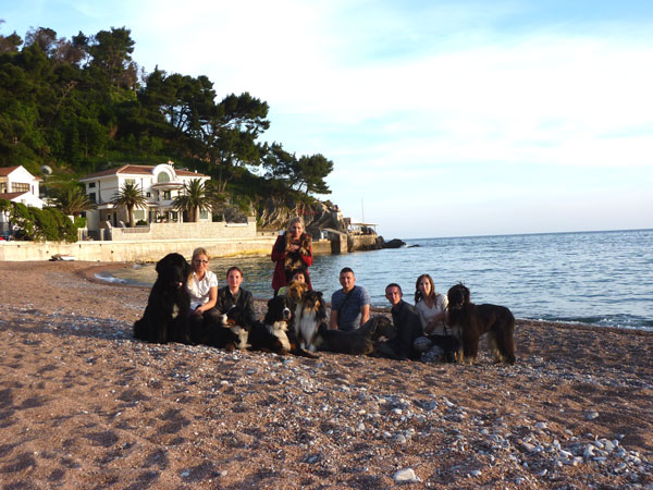 pamiątkowe zdjęcie polskiej ekipy na słonecznej plaży Czarnogóry